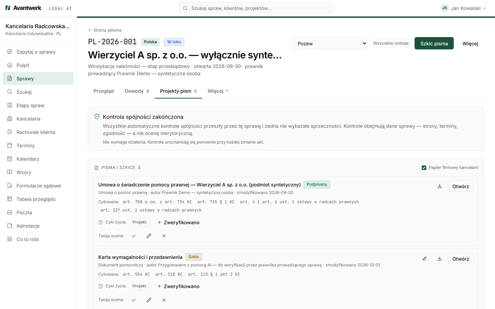 Zakładka „Projekty pism” w fikcyjnej sprawie windykacyjnej PL-2026-001: u góry panel „Kontrola spójności zakończona”, niżej podpisana umowa o świadczenie pomocy prawnej oraz projekty przygotowane z pomocą AI: karta wymagalności i przedawnienia, zestawienie należności, niewysłane wezwanie do zapłaty i notatka dla klienta. Przy dokumentach widać cytowane przepisy, cykl życia od „Projekt” do „Zweryfikowano” oraz miejsce na Twoją ocenę